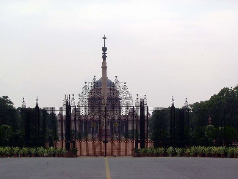Now that we're sufficiently elevated, we may proceed to the Viceroy's Palace, now Rashtrapati Bhavan Government House. Sorry: this is as clo