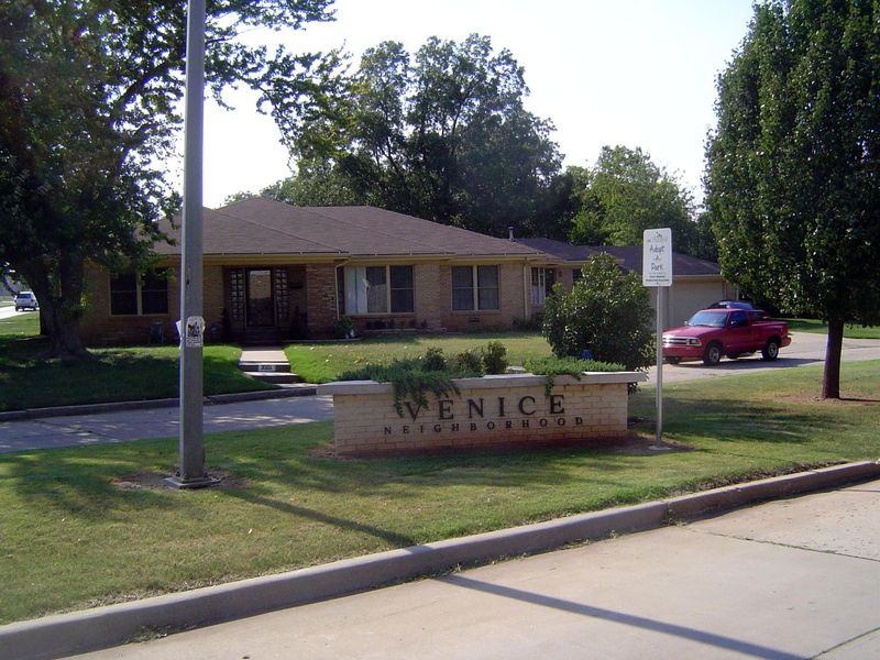 This house, at 3101 Venice, was built in 1951. It sold in 2005 for $175,000. Style? It's a rancher. Odd to find it in Venice, but such is li