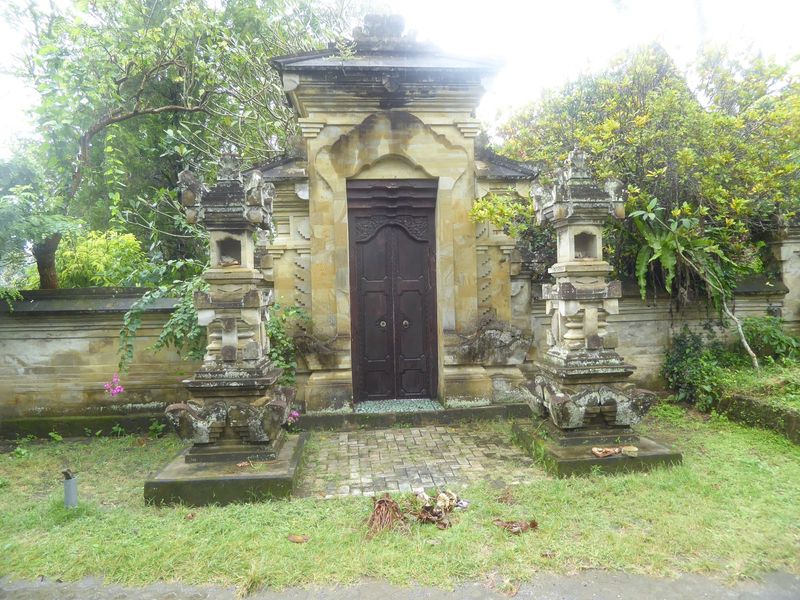 The houses have impressive gates. Krause writes: "Each farmhouse is separated from the others by a two-metre wall of dried mud or stone cove
