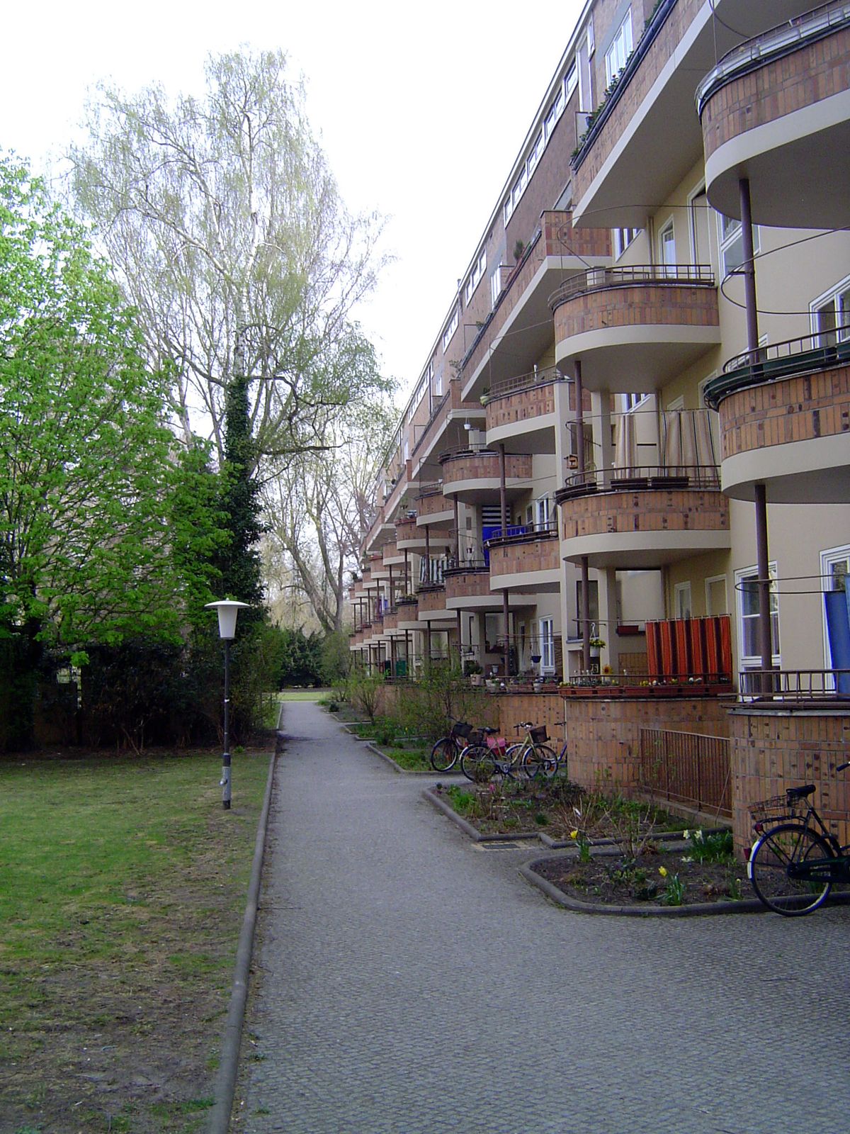 The architect was Hugo Haering. His kidney-shaped balconies sought to provide maximal extension while casting minimal shade.
