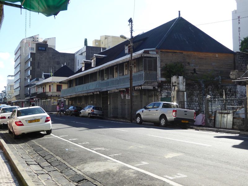 Port Louis businesses in the old days were typically housed in buildings like these. There's a nice description of them in a 1920s guidebook